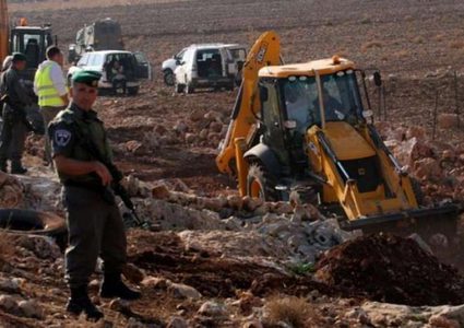 الاحتلال يواصل تجريف أراضٍ واقتلاع أشجار زيتون غرب سلفيت