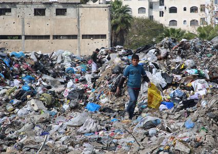 كارثة بيئية تهدد غزة:أكثر من نصف مليون طن من النفايات تتراكم وسط الأحياء السكنية