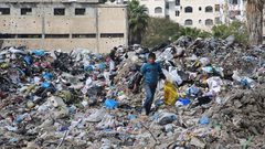 كارثة بيئية تهدد غزة:أكثر من نصف مليون طن من النفايات تتراكم وسط الأحياء السكنية