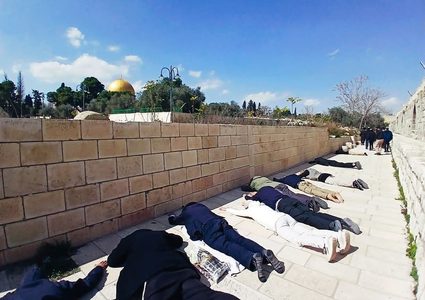 مئات المستوطنين يرقصون ويصلون في الأقصى