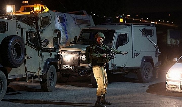 الاحتلال يحتجز مواطنا ونجله في البلدة القديمة من الخليل