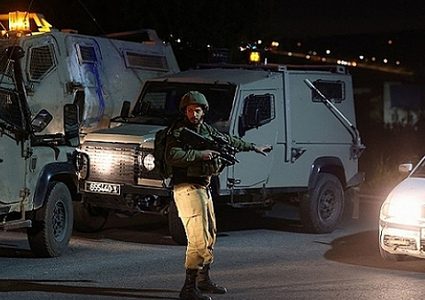 الاحتلال يحتجز مواطنا ونجله في البلدة القديمة من الخليل