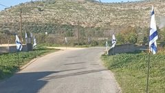 مستوطنون يضعون أعلاما إسرائيلية ويواصلون أعمال التجريف غرب سلفيت