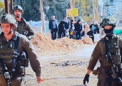 إصابات واعتقالات بالضفة- الاحتلال يجبر 200 عائلة بمخيم طولكرم على النزوح