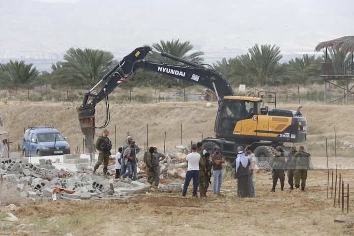 الاحتلال يهدم بركسين وخلايا شمسية في المليحات غرب أريحا