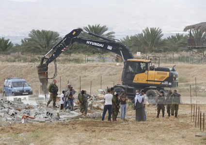 الاحتلال يهدم بركسين وخلايا شمسية في المليحات غرب أريحا