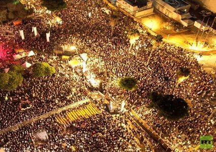 عشرات الآلاف يتظاهرون ضد نتنياهو ويتهمونه بإدارة الحرب وفق حسابات سياسية