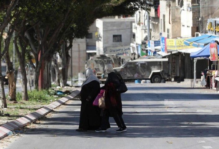 الاحتلال يجبر أكثر من 80 عائلة على ترك منازلها في مخيم العين غرب نابلس