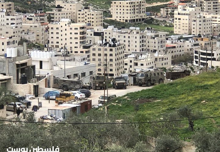 انتشار آليات الاحتلال في مخيم العين ومحيطه غرب نابلس خلال الاقتحام الواسع؛ وإجبار العائلات على الخروج من منازلها تحت تهديد السلاح
