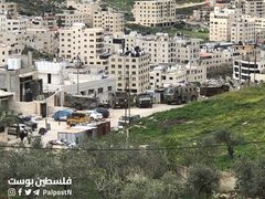 انتشار آليات الاحتلال في مخيم العين ومحيطه غرب نابلس خلال الاقتحام الواسع؛ وإجبار العائلات على الخروج من منازلها تحت تهديد السلاح