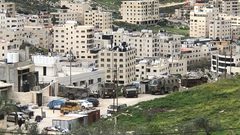 انتشار آليات الاحتلال في مخيم العين ومحيطه غرب نابلس خلال الاقتحام الواسع؛ وإجبار العائلات على الخروج من منازلها تحت تهديد السلاح