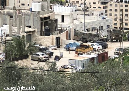 انتشار آليات الاحتلال في مخيم العين ومحيطه غرب نابلس خلال الاقتحام الواسع؛ وإجبار العائلات على الخروج من منازلها تحت تهديد السلاح