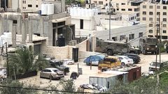 انتشار آليات الاحتلال في مخيم العين ومحيطه غرب نابلس خلال الاقتحام الواسع؛ وإجبار العائلات على الخروج من منازلها تحت تهديد السلاح