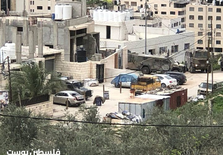 انتشار آليات الاحتلال في مخيم العين ومحيطه غرب نابلس خلال الاقتحام الواسع؛ وإجبار العائلات على الخروج من منازلها تحت تهديد السلاح
