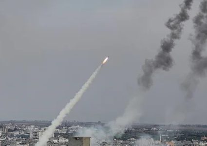 القسام تستهدف تل أبيب وتعطل حركة الطيران بمطار بن غوريون