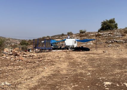 مستوطنون يجرفون أراضي في قرية أم صفا شمال رام الله