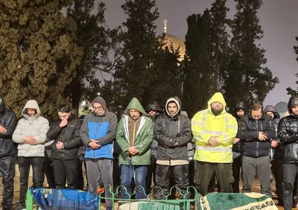 آلاف المصلين يؤدون صلاتي العشاء والتراويح في المسجد الأقصى المبارك