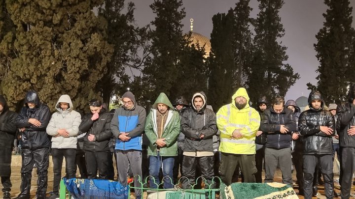آلاف المصلين يؤدون صلاتي العشاء والتراويح في المسجد الأقصى المبارك