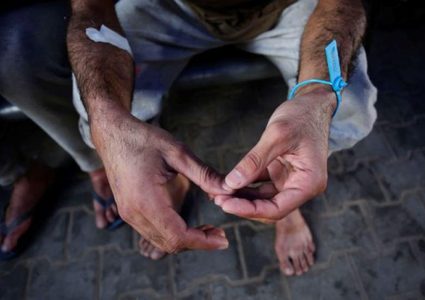 نادي الأسير: القيود تسببت في خروج الدم من أيدي المعتقلين في سجني "نفحة وريمون"