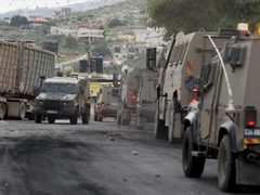 الاحتلال يغلق شارعا بالسواتر الترابية ويستولي على مركبات في طولكرم