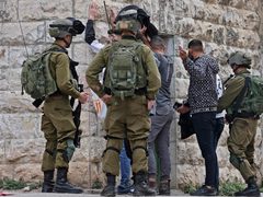 الاحتلال يعتقل مواطنين من الخليل