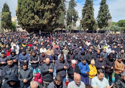 80 ألفا يؤدون الجمعة الثالثة من رمضان في الأقصى