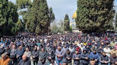 80 ألفا يؤدون الجمعة الثالثة من رمضان في الأقصى