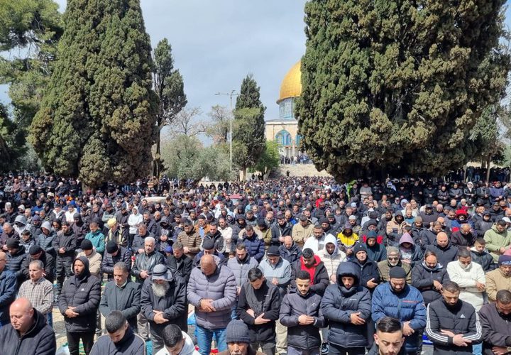 80 ألفا يؤدون الجمعة الثالثة من رمضان في الأقصى