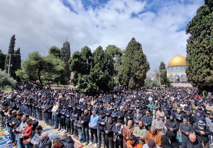 80 ألفا يؤدون الجمعة الثالثة من رمضان في الأقصى