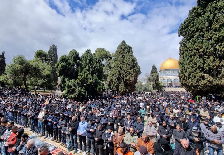 80 ألفا يؤدون الجمعة الثالثة من رمضان في الأقصى
