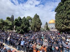 80 ألفا يؤدون الجمعة الثالثة من رمضان في الأقصى