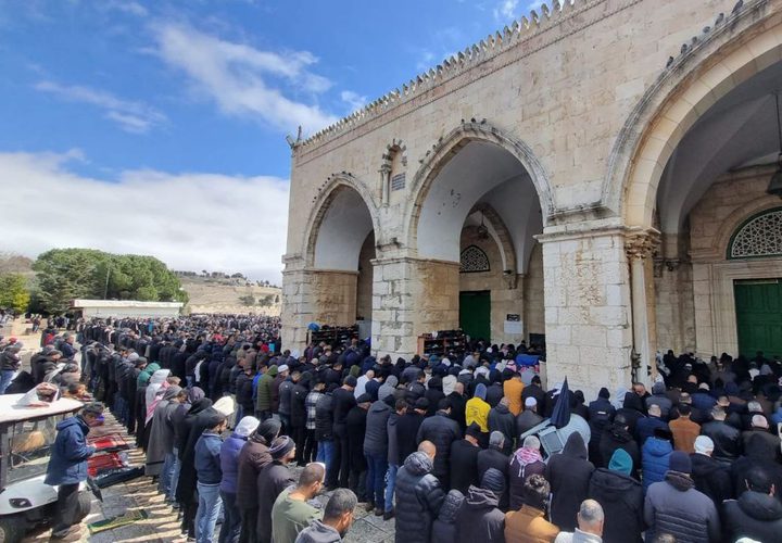 80 ألفا يؤدون الجمعة الثالثة من رمضان في الأقصى
