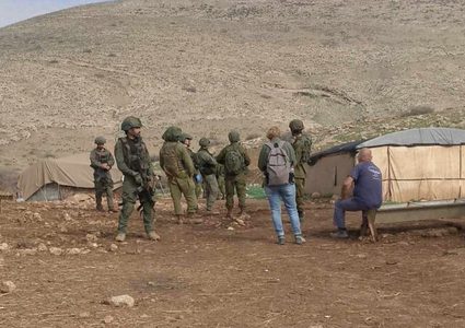 مستوطنون ينصبون معرشا قرب خيام المواطنين في الأغوار الشمالية