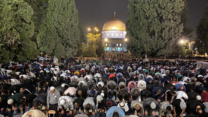 عشرات الآلاف يؤدون العشاء والتراويح في رحاب المسجد الأقصى