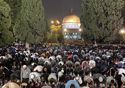 عشرات الآلاف يؤدون العشاء والتراويح في رحاب المسجد الأقصى