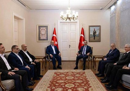 وفد من حركة حماس يلتقي بوزير الخارجية التركي في أنقرة
