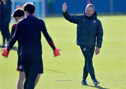 4 أسماء كبرى.. فليك يضع قائمة الراحلين عن برشلونة