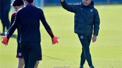 4 أسماء كبرى.. فليك يضع قائمة الراحلين عن برشلونة