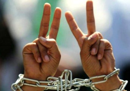 منظومة سجون الاحتلال تفرض على المحامين وضع سوار عليه علم دولة الاحتلال