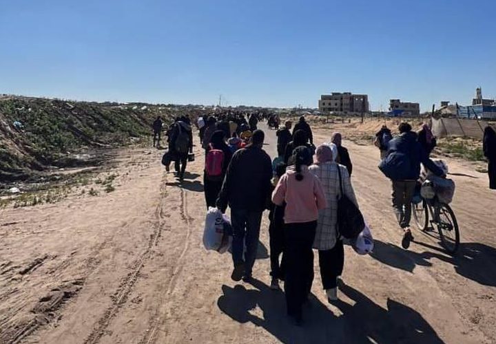 نزوح جديد لأهالي تل السلطان غرب رفح مع بدء عملية عسكرية.. الاحتلال يُجبر المدنيين على الفرار تحت القصف دون استخدام المركبات، ما يضطرهم للنزوح سيرًا على الأقدام.