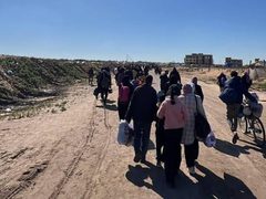 نزوح جديد لأهالي تل السلطان غرب رفح مع بدء عملية عسكرية.. الاحتلال يُجبر المدنيين على الفرار تحت القصف دون استخدام المركبات، ما يضطرهم للنزوح سيرًا على الأقدام.