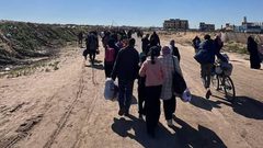 نزوح جديد لأهالي تل السلطان غرب رفح مع بدء عملية عسكرية.. الاحتلال يُجبر المدنيين على الفرار تحت القصف دون استخدام المركبات، ما يضطرهم للنزوح سيرًا على الأقدام.