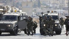 قوات الاحتلال تقتحم مدينة الخليل وبلدتي سعير وحلحول ومخيم العروب