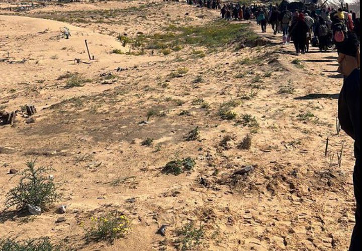 نزوح جديد لأهالي تل السلطان غرب رفح مع بدء عملية عسكرية.. الاحتلال يُجبر المدنيين على الفرار تحت القصف دون استخدام المركبات، ما يضطرهم للنزوح سيرًا على الأقدام.