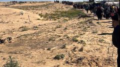 نزوح جديد لأهالي تل السلطان غرب رفح مع بدء عملية عسكرية.. الاحتلال يُجبر المدنيين على الفرار تحت القصف دون استخدام المركبات، ما يضطرهم للنزوح سيرًا على الأقدام.