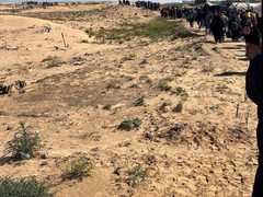 نزوح جديد لأهالي تل السلطان غرب رفح مع بدء عملية عسكرية.. الاحتلال يُجبر المدنيين على الفرار تحت القصف دون استخدام المركبات، ما يضطرهم للنزوح سيرًا على الأقدام.