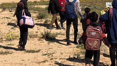 نزوح جديد لأهالي تل السلطان غرب رفح مع بدء عملية عسكرية.. الاحتلال يُجبر المدنيين على الفرار تحت القصف دون استخدام المركبات، ما يضطرهم للنزوح سيرًا على الأقدام.