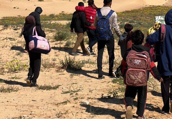نزوح جديد لأهالي تل السلطان غرب رفح مع بدء عملية عسكرية.. الاحتلال يُجبر المدنيين على الفرار تحت القصف دون استخدام المركبات، ما يضطرهم للنزوح سيرًا على الأقدام.