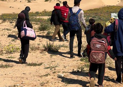 نزوح جديد لأهالي تل السلطان غرب رفح مع بدء عملية عسكرية.. الاحتلال يُجبر المدنيين على الفرار تحت القصف دون استخدام المركبات، ما يضطرهم للنزوح سيرًا على الأقدام.