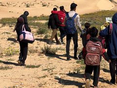 نزوح جديد لأهالي تل السلطان غرب رفح مع بدء عملية عسكرية.. الاحتلال يُجبر المدنيين على الفرار تحت القصف دون استخدام المركبات، ما يضطرهم للنزوح سيرًا على الأقدام.